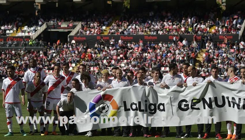 El equipo se fotografió junto al Rayo de la liga genuine