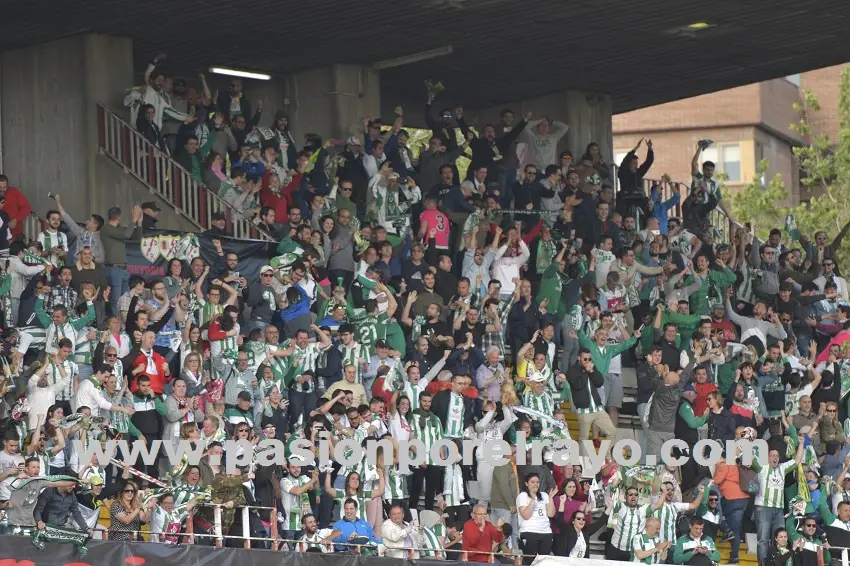 La ‘caravana de los valientes’ disfrutó con la victoria de su equipo en casa del líder