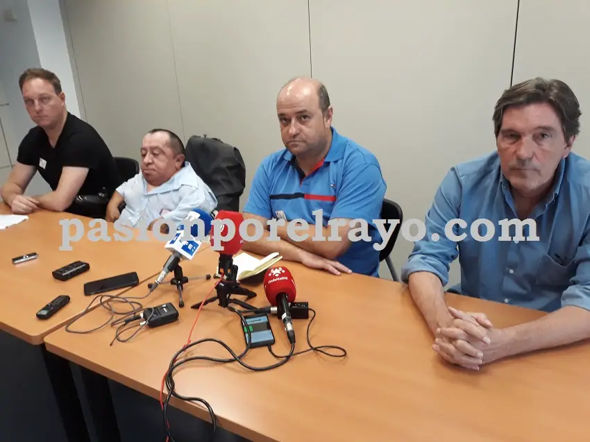 La afición del Rayo demandó información de primera mano a la Comunidad de Madrid