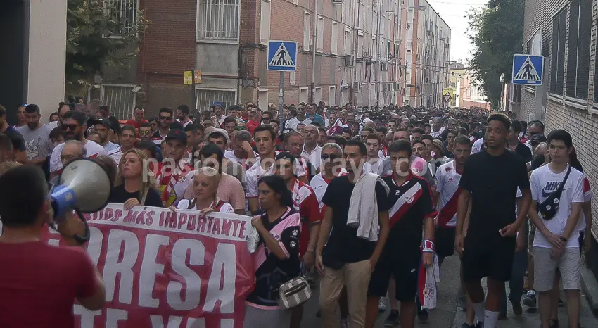 Manifestación rayista en el Estadio de Vallecas