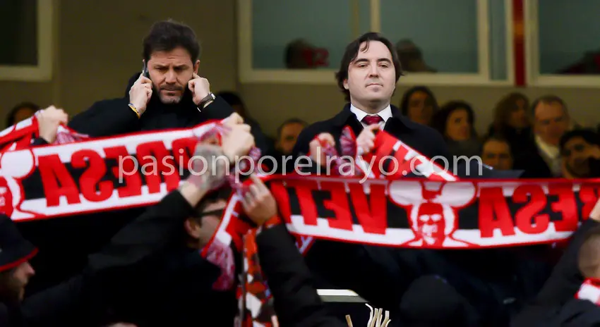 El Rayo cambia las reglas del juego y las peñas protestan públicamente