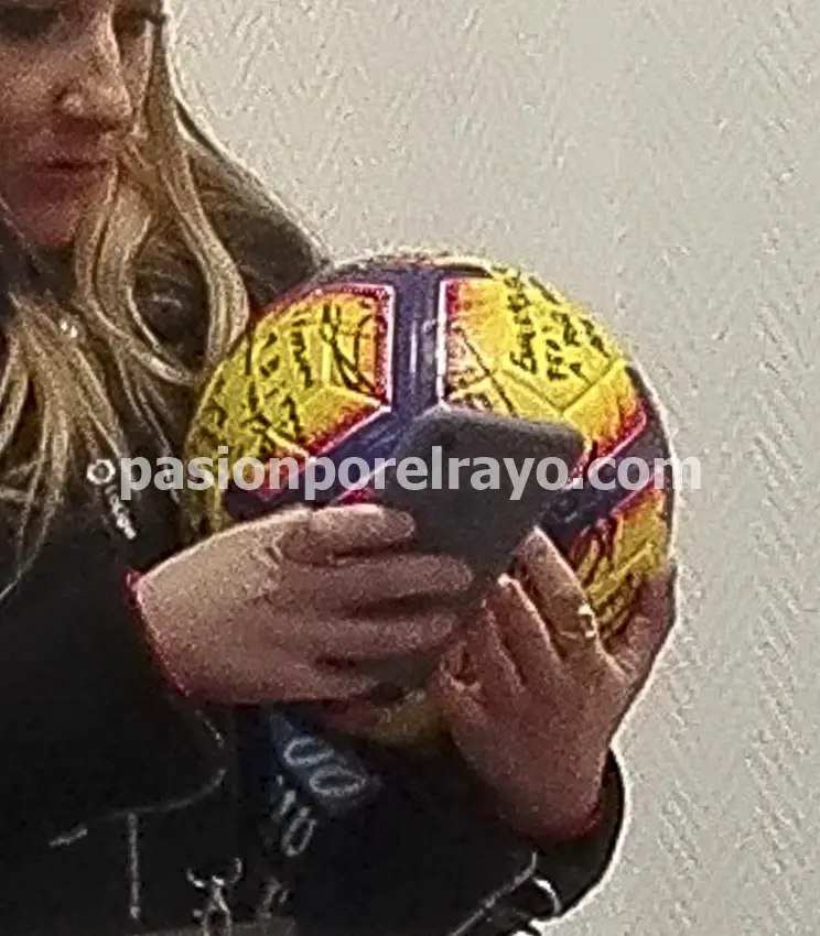 De Tomás se llevó el balón firmado por sus compañeros