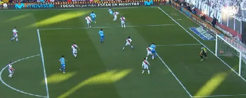 El Rayo reclama fuera de juego en el inicio de la jugada del gol del Atleti