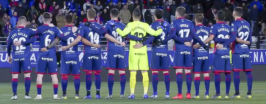 El Huesca golea al Valladolid y le mete en problemas