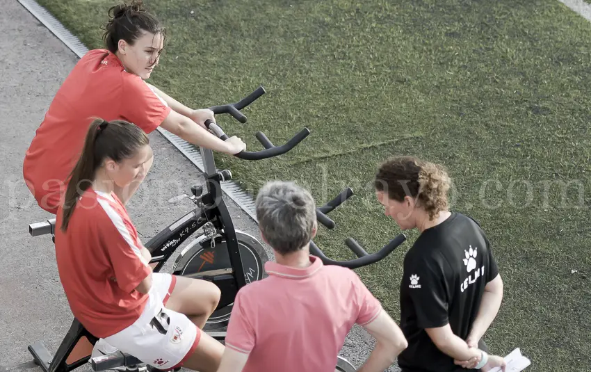 Sheila al margen por molestias en una de sus rodillas