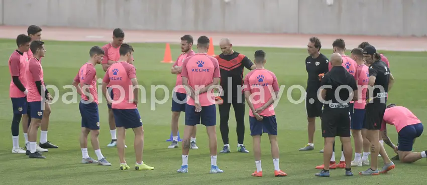 Los suplentes y desconvocados trabajaron sobre el césped y los titulares en el gimnasio