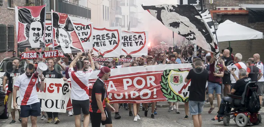 Multitudinaria manifestación contra la gestión de Martín Presa en la previa del Rayo Vallecano – Deportivo