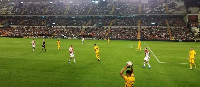 El colegiado recoge en el acta el lanzamiento de una botella de agua