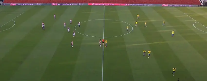 Un error infantil de Advíncula hunde al Rayo