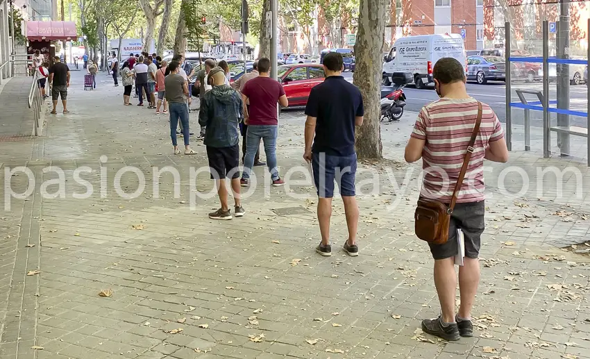 Cita previa, mascarillas, distancia, gel.. ¡y colas en el Estadio!