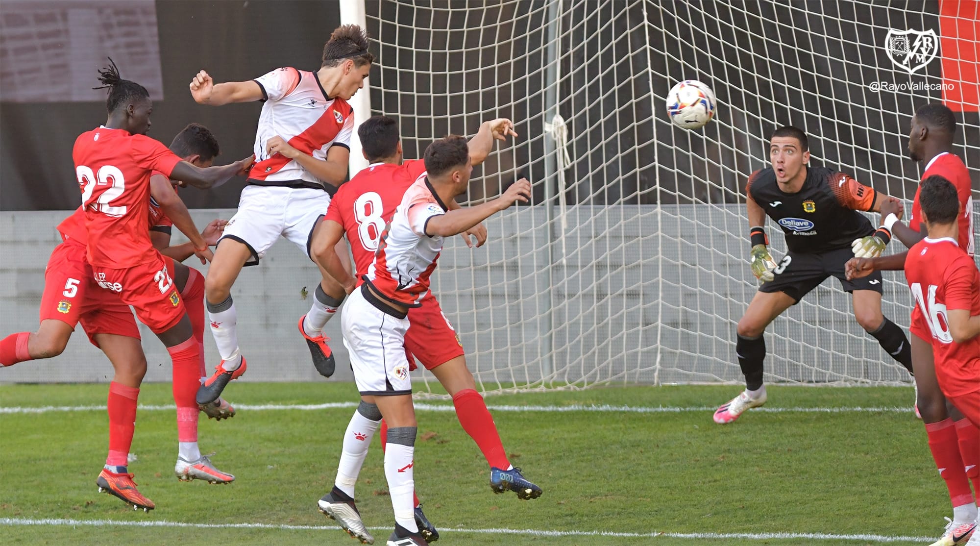 Hoy el Rayo jugó con la franja… del año pasado