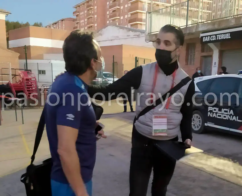 La expedición copera del Rayo Vallecano saludó en Teruel a un ‘viejo conocido’