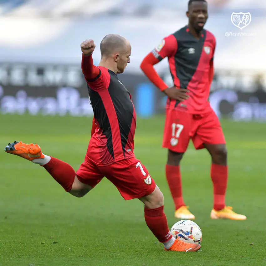 Isi logró el primer gol de falta en Liga para el Rayo Vallecano