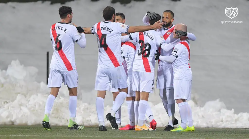 Rayo Vallecano 2 – Elche 0: Orgullo sobre el césped, vergüenza en los despachos