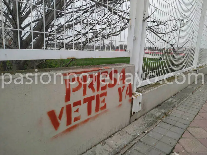 Pintadas en la Ciudad Deportiva del Rayo Vallecano: «Presa vete ya»