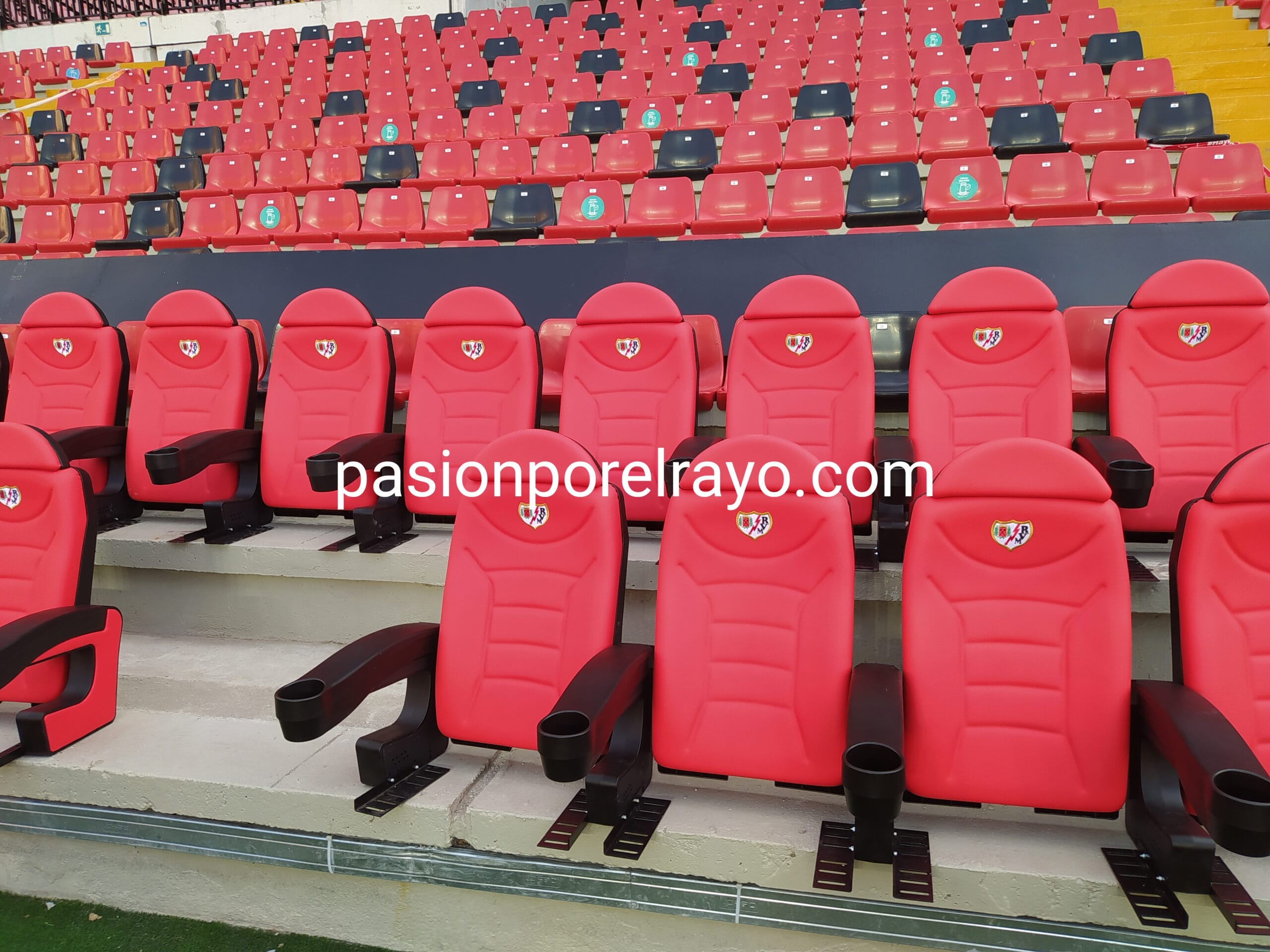 El Rayo Vallecano estrenará nuevos banquillos contra el Getafe