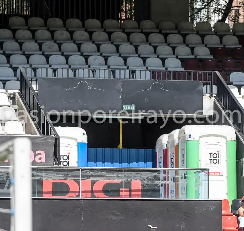Baños de ‘urgencia’ para la grada de la Albufera.