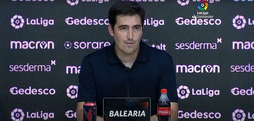 Iraola: «En el VAR no muestran si hay empujón o no, sólo la mano»