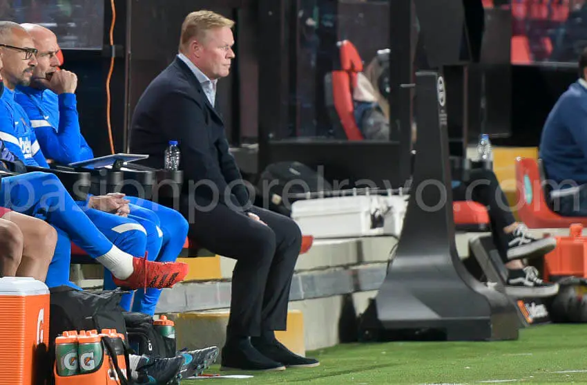 El Barcelona destituye a Koeman tras la derrota en Vallecas