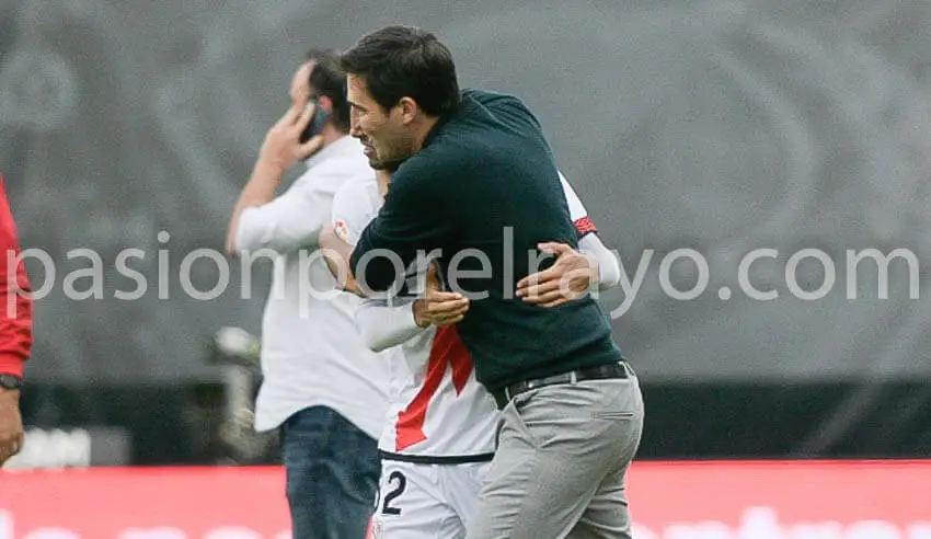 Iraola felicitó efusivamente a Mario Hernández