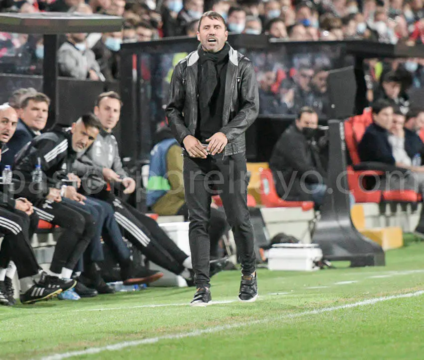 Las dimensiones del terreno de juego y el estado del césped, en el punto de mira del entrenador del Celta