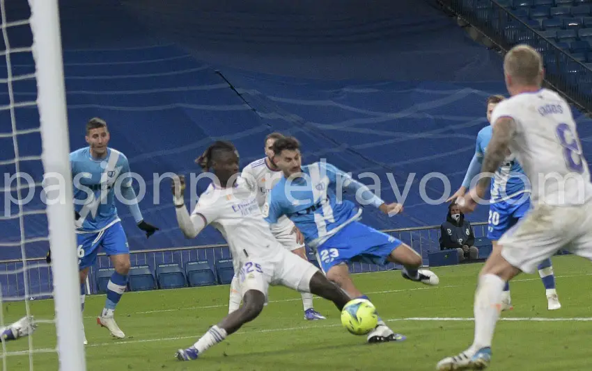 La imagen del penalti que reclamó el Rayo