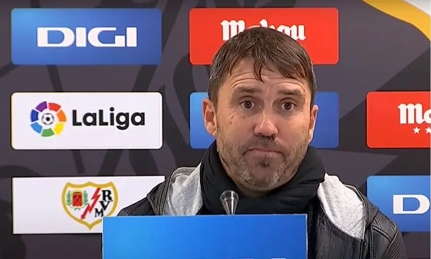 Coudet: «Ellos están acostumbrados a las dimensiones y al estado del césped»