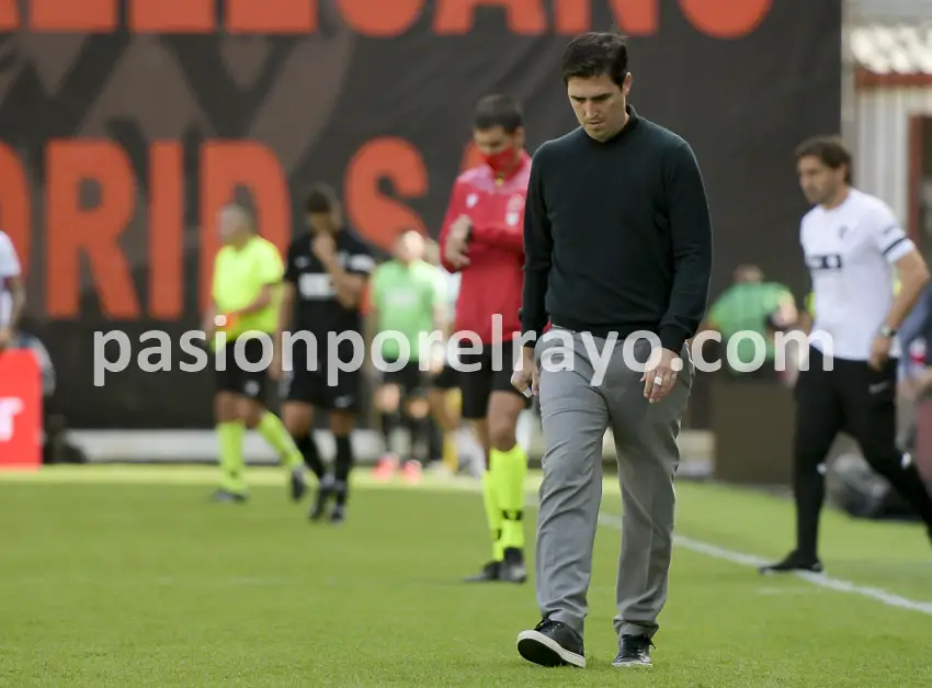 Iraola podría perderse el regreso a los entrenamientos del Rayo Vallecano