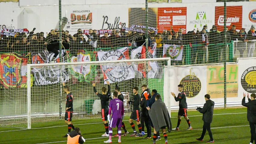 La plantilla del Rayo agradeció el esfuerzo del centenar de aficionados desplazados a Guijuelo