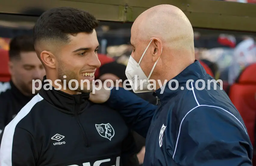 Juanvi Peinado saludó a Luca Zidane, Oscar Valentín y Mario Hernández en su regreso a Vallecas