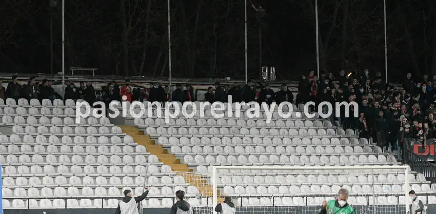 Nuevo lío en el acceso al fondo del Estadio de Vallecas