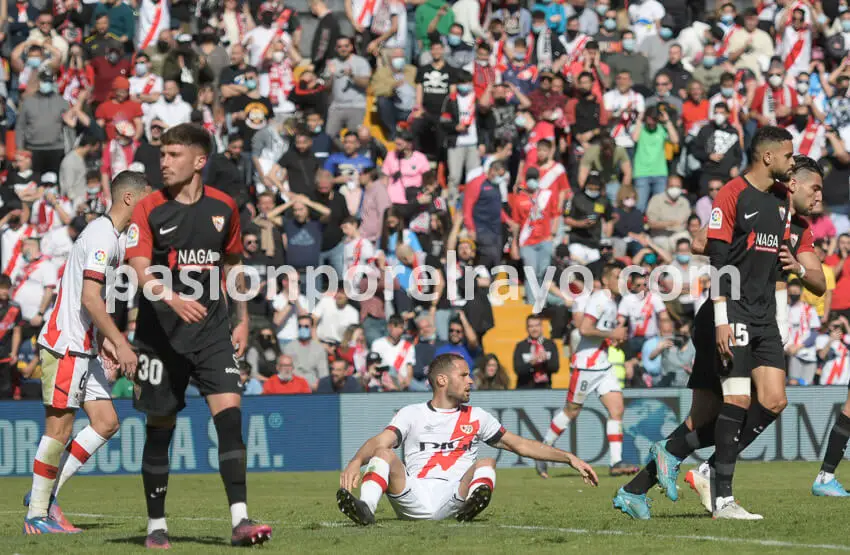 Mario Suárez protestó tímidamente un penalti cometido por Carmona en los minutos finales
