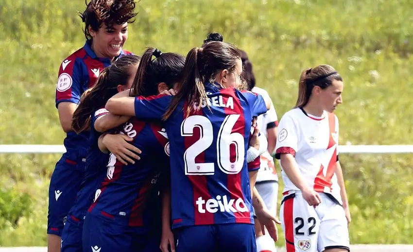 El precioso homenaje del Levante Femenino, testigo del primer título y del descenso del Rayo Femenino