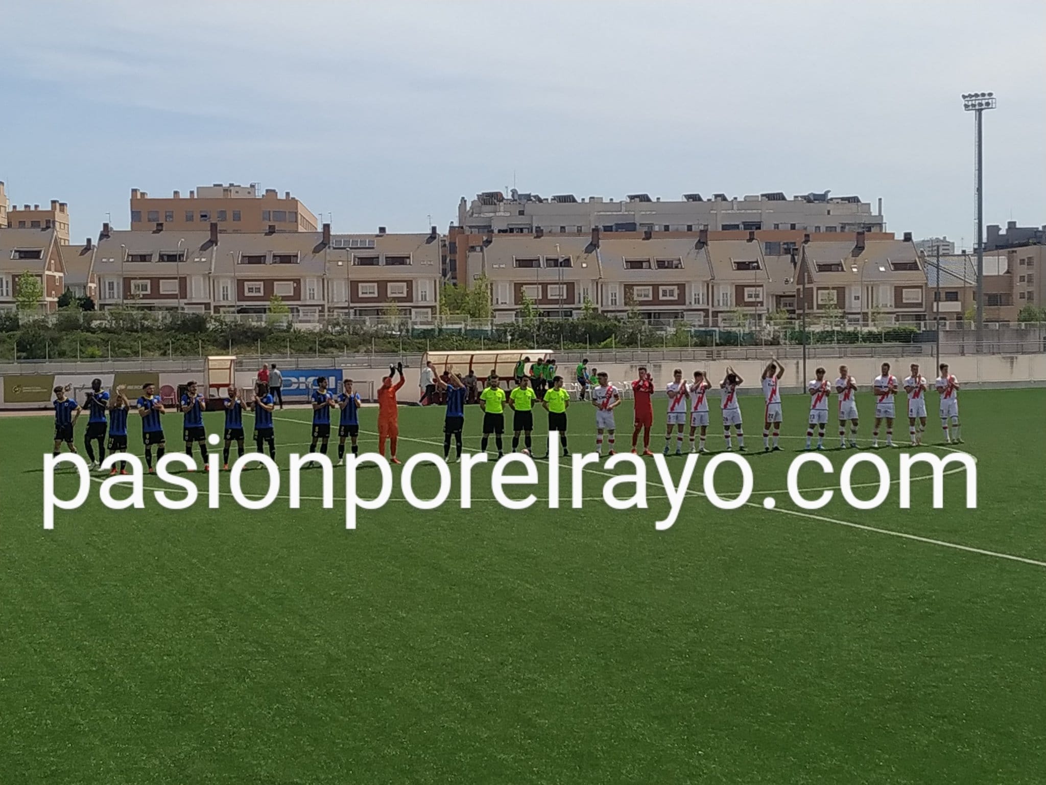 El Rayo B logra la salvación al empatar contra el Parla (1-1) pero sigue pendiente del descenso en los despachos