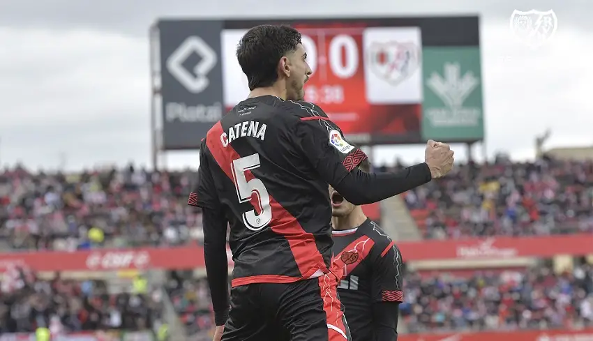 Catena vuelve a golear desde el córner para el Rayo Vallecano