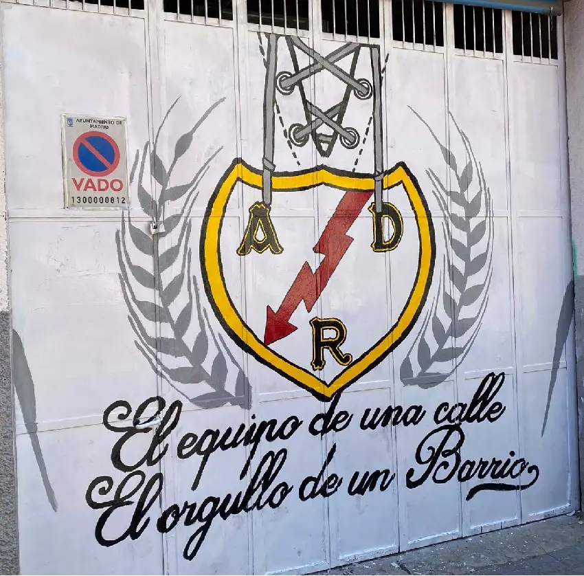 La afición del Rayo celebra su 98º cumpleaños con un mural en su ‘Kilómetro 0’