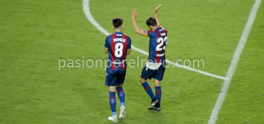 Coke no celebró su gol y se marchó ovacionado de Vallecas