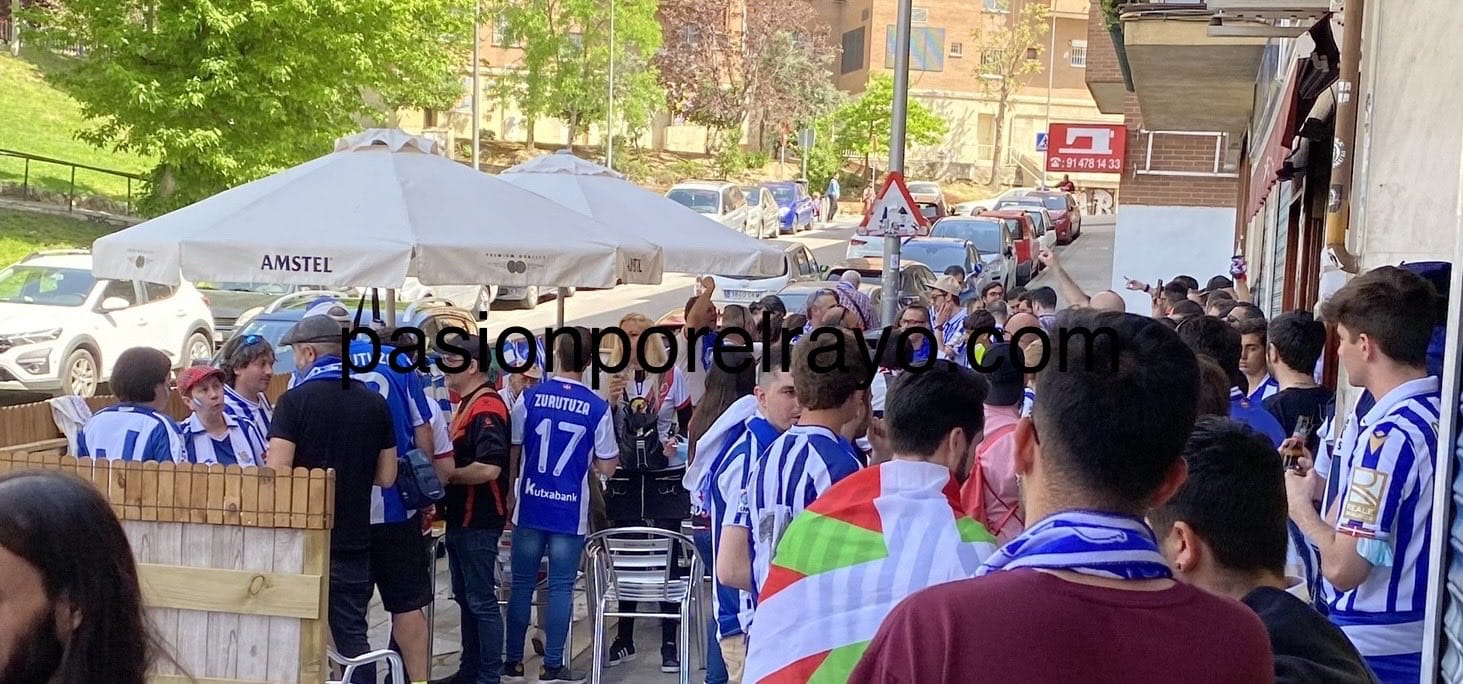 El ejemplar detalle de aficionados de la Real Sociedad con seguidores del Rayo Vallecano