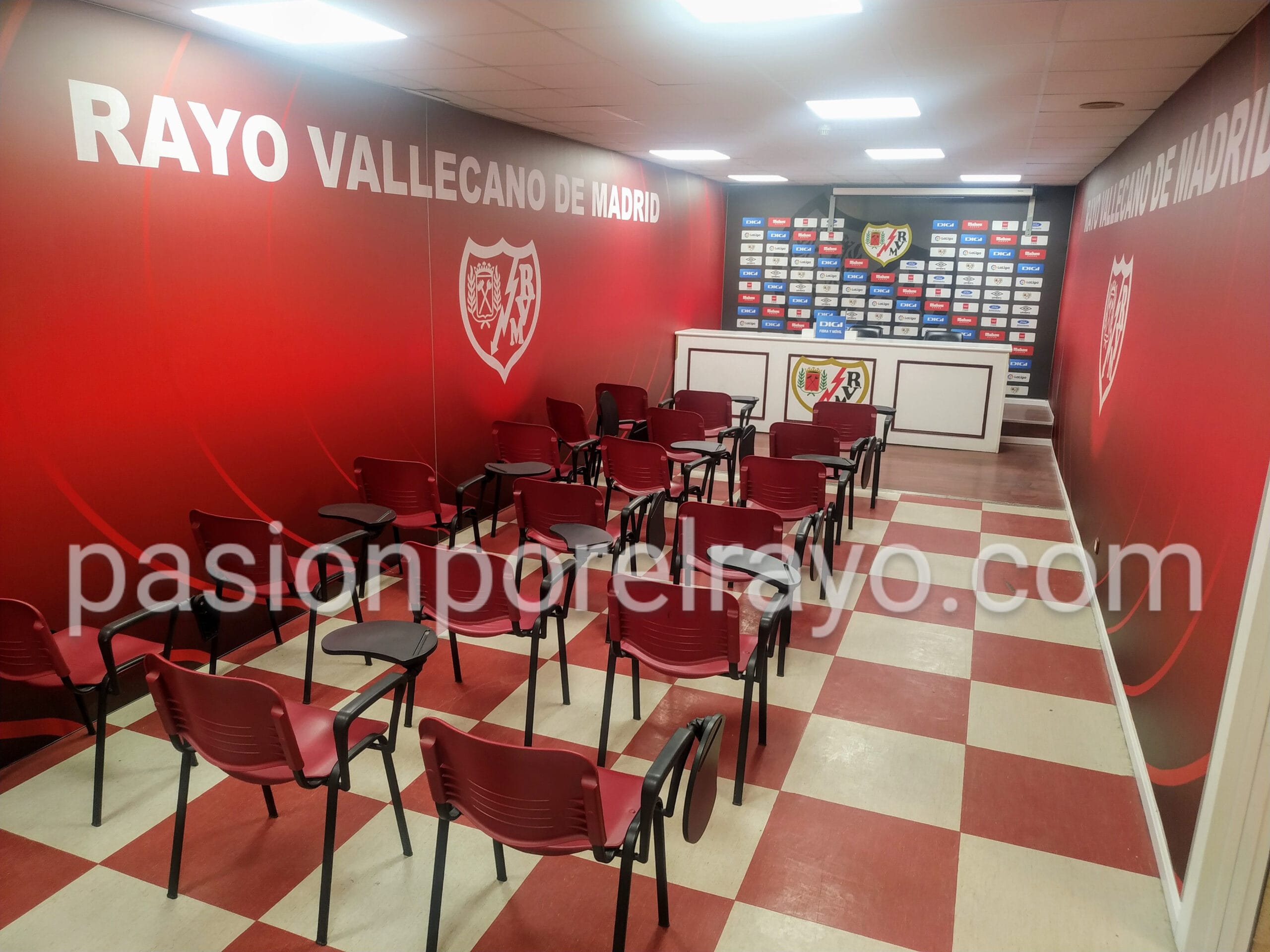 Así han quedado la sala de prensa y las cabinas del estadio de Vallecas