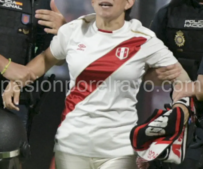 El colegiado Sánchez Martínez confunde las camisetas de Perú y del Rayo Vallecano