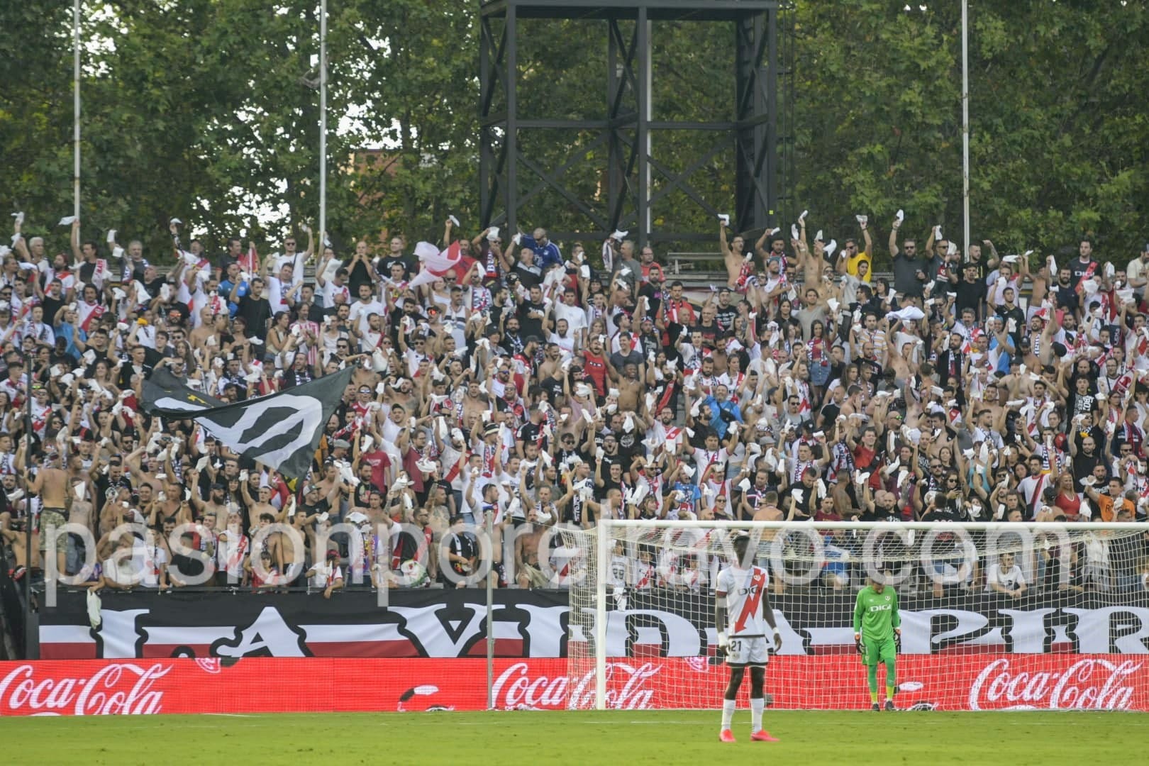 Pañolada contra el palco en el debut del Rayo Vallecano en Vallecas