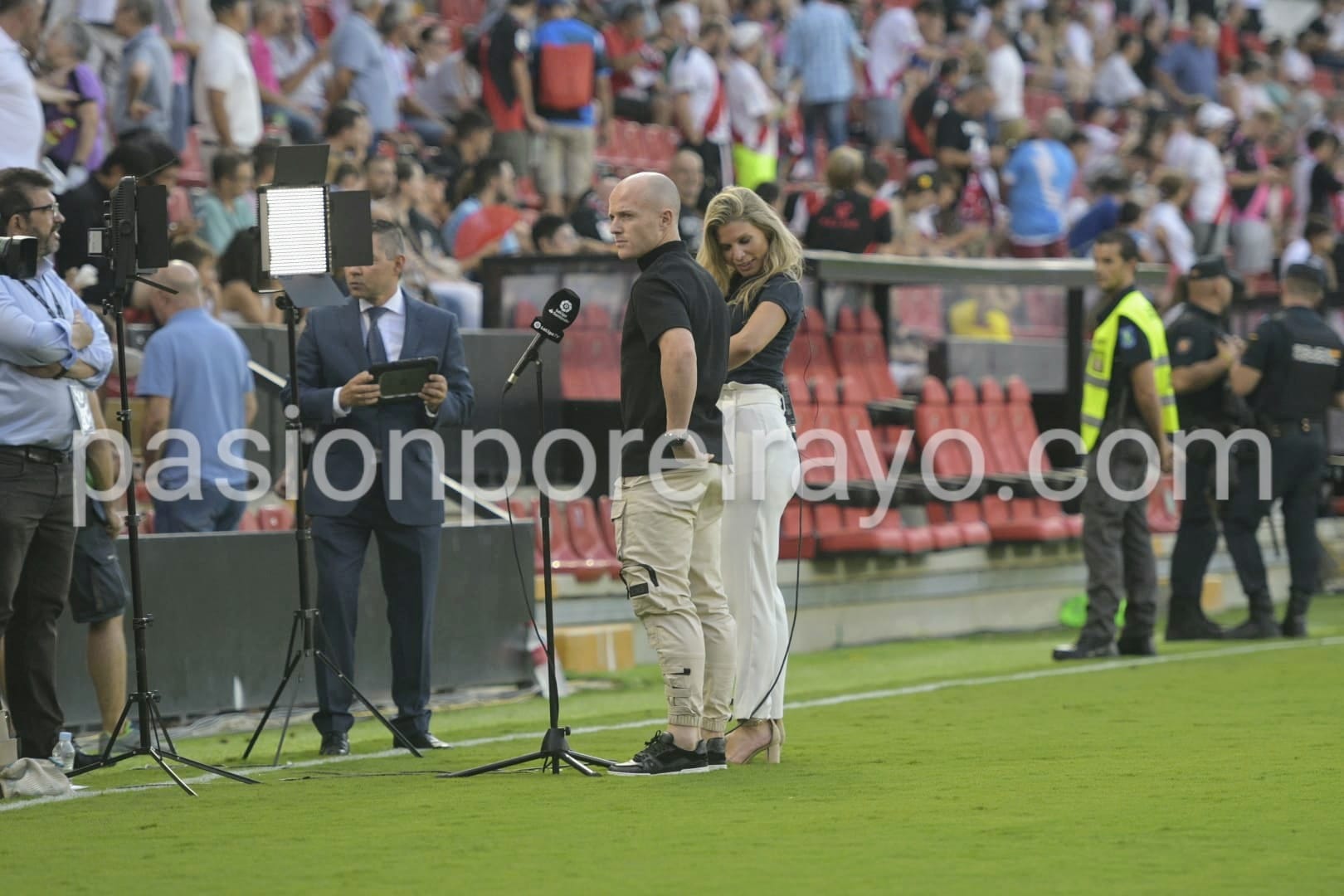 Isi estuvo animando a sus compañeros desde el césped y la grada