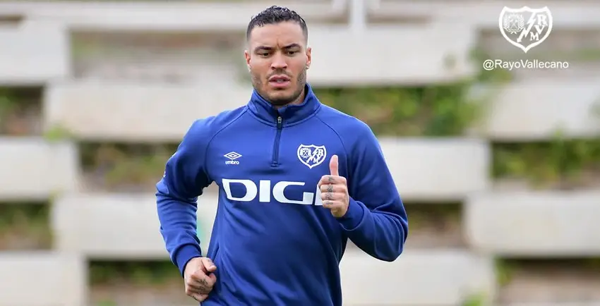 Raúl de Tomás completa su primer entrenamiento al margen con el Rayo Vallecano