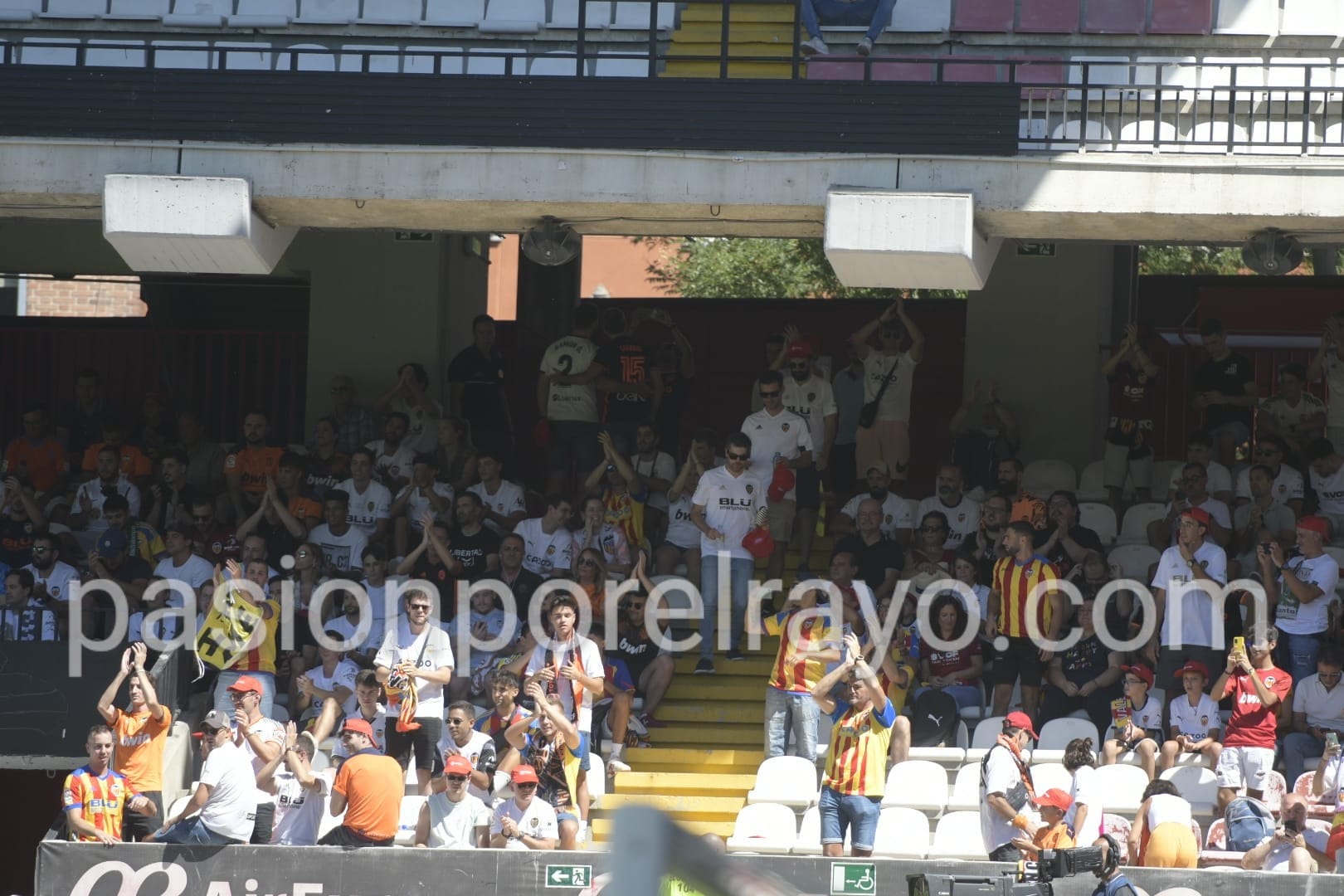 La afición del Valencia se suma a la fiesta del fútbol en Vallecas