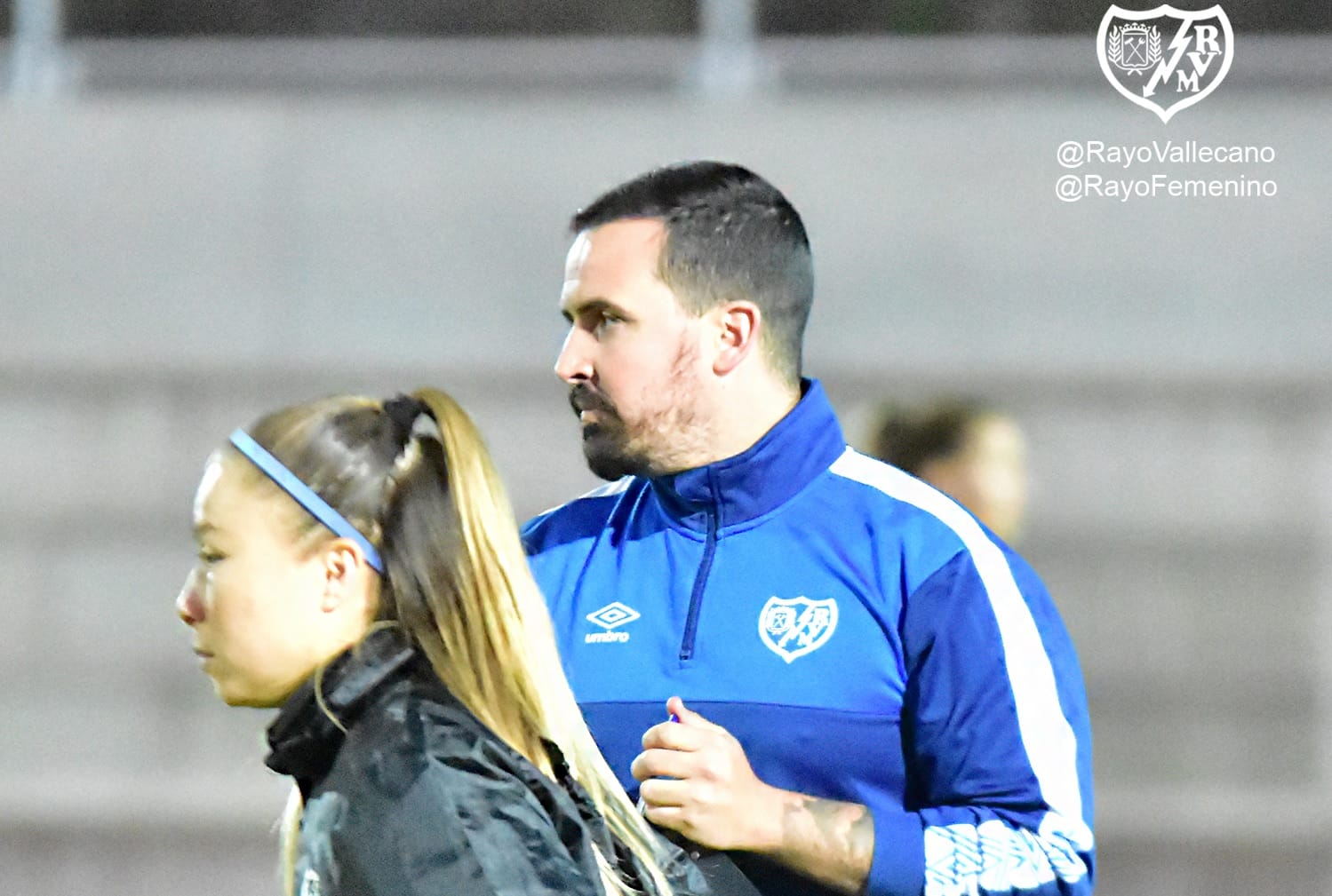 Incidente entre un miembro del cuerpo técnico de Carlos Santiso y la grada rayista