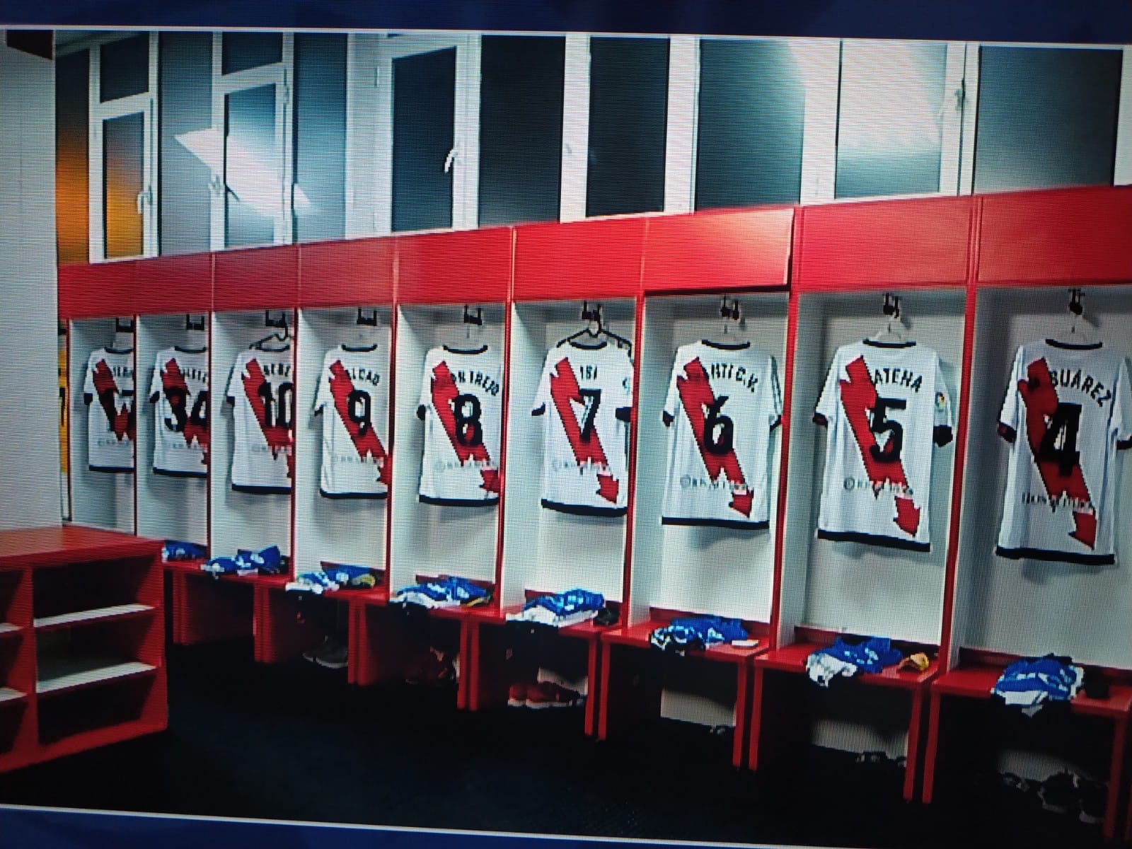 El Lech Poznan sube un vídeo del vestuario visitante de Vallecas y se lía