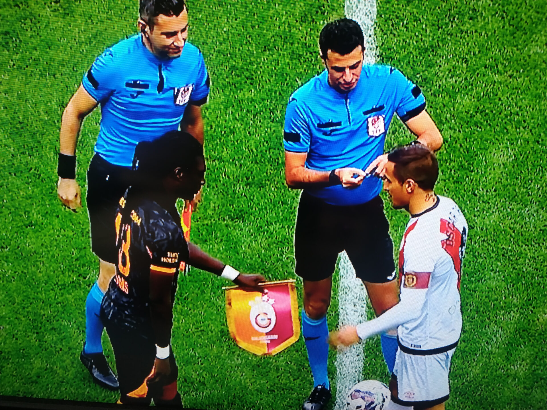 El Rayo Vallecano no entregó banderín al Galatasaray en el saludo de capitanes