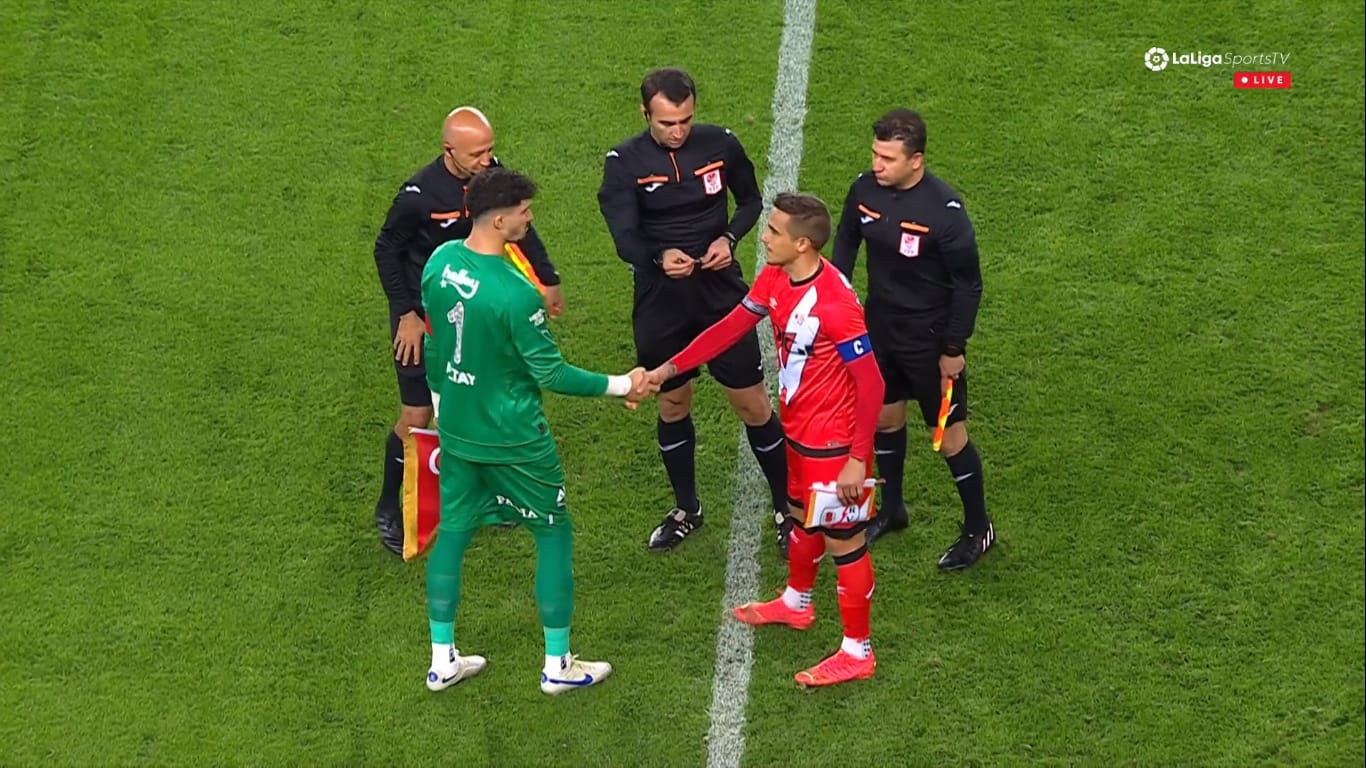 Rayo Vallecano y Fenerbahce cumplieron con la tradición de los banderines