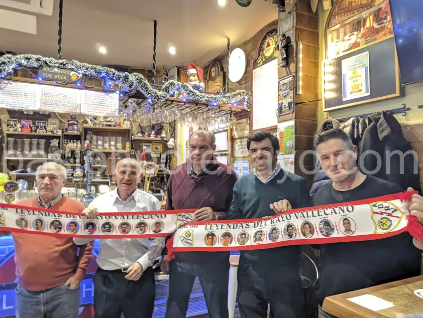 Las leyendas del Rayo Vallecano ya tienen su ‘bufanda-homenaje’