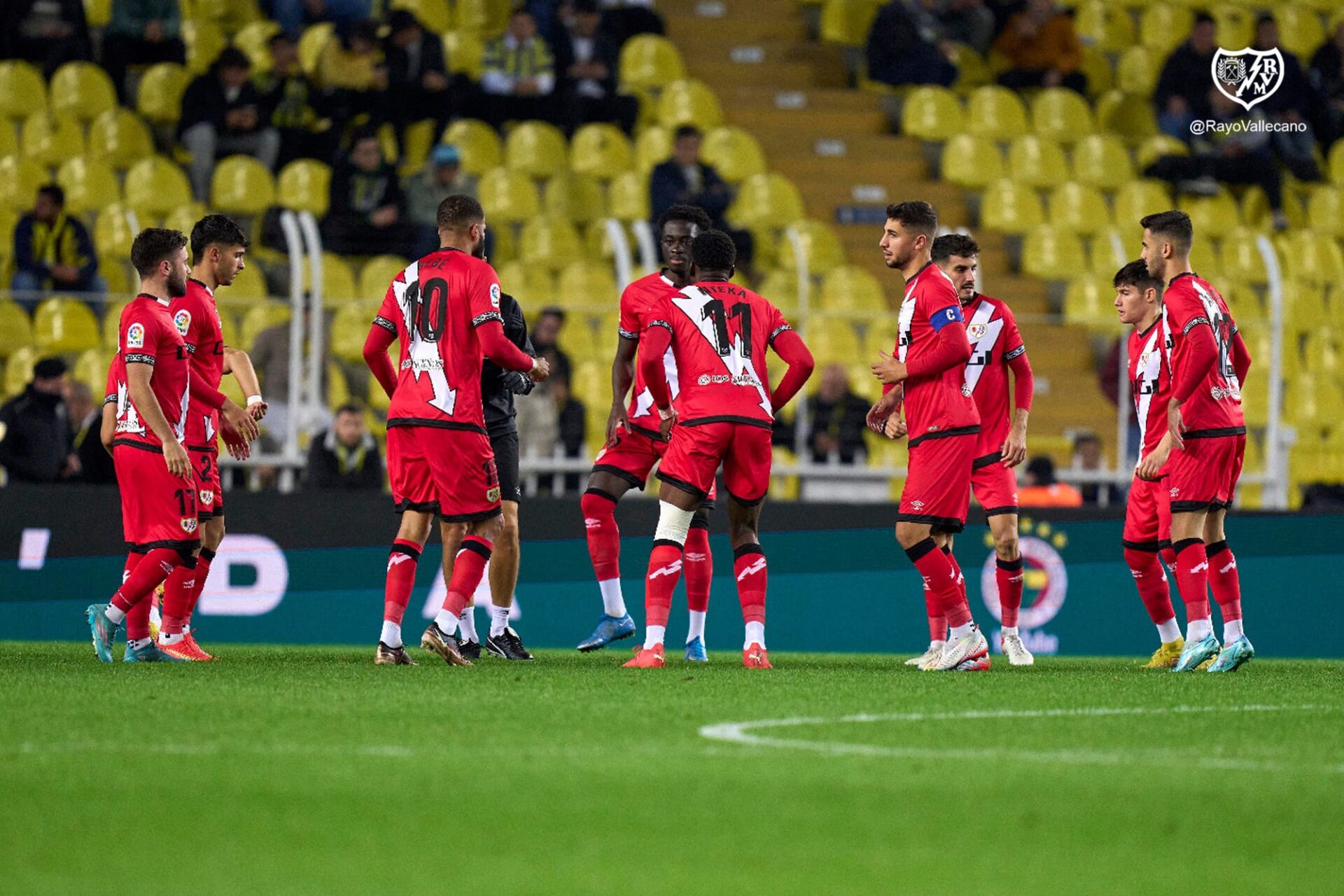 El Rayo paga su falta de puntería contra un Fenerbahce superior físicamente en la 2ª mitad